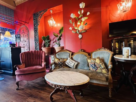 The Bee's Knees Wine Bar in Idaho Springs